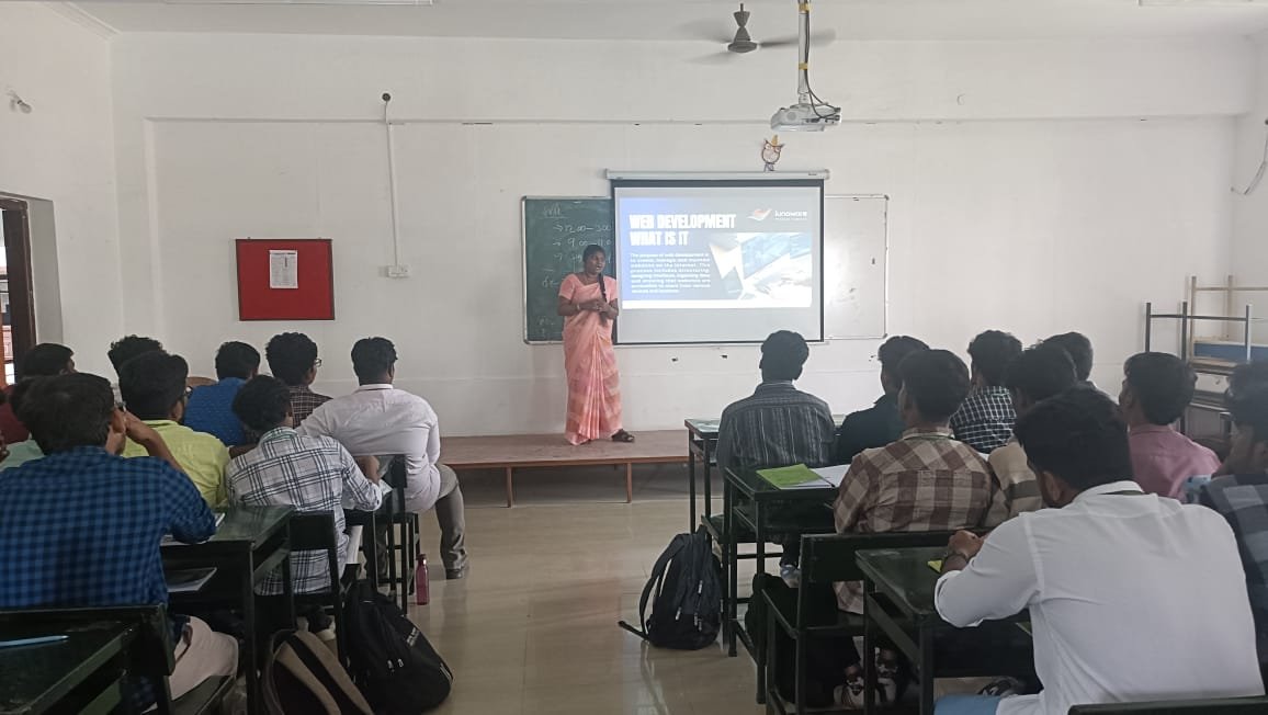 Students learning software skills in Tirunelveli